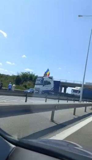 Şoferi protestatari au blocat Autostrada A1 spre Bucureşti